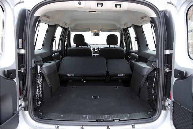 Bei der zweiten Reihe lassen sich nur die Lehnen umklappen, ein Ausbau ist nicht drin