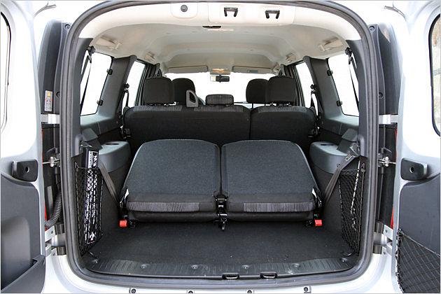 Werden beide Lehnen umgeklappt, passt bereits recht viel in den Dacia