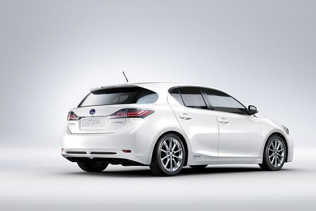 Der neue Lexus nutzt die Technik des Toyota Prius