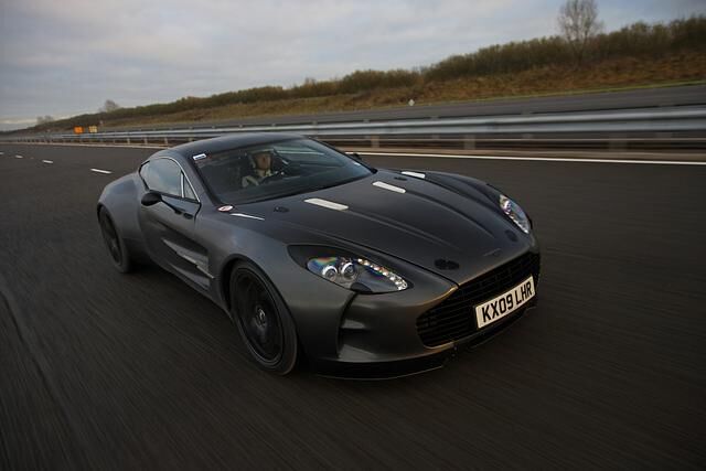 Der Aston Martin One-77 läuft rund 350 km/h