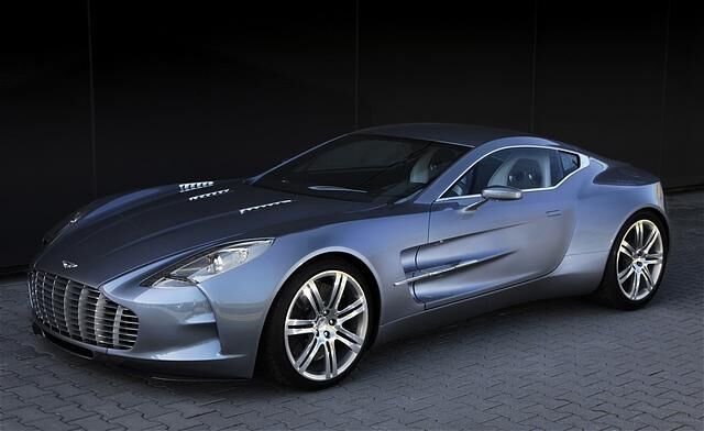 Der One-77 im Serienlook: Flach und extrem sportlich