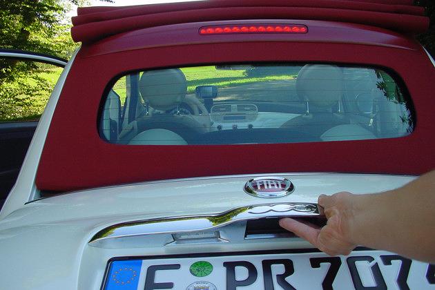 Das Verdeck schließt sich automatisch ein Stück, dann lässt sich die Klappe aufmachen