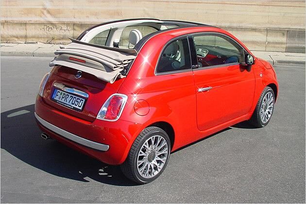 Auch in Rot mit elfenbeinfarbenem Verdeck sieht der 500C fantastisch aus