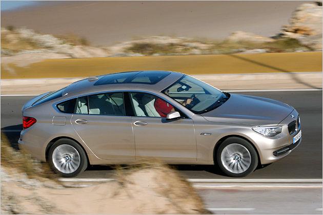 Die nach hinten abfallende Dachlinie bedeutet nicht, dass man im Fond wenig Kopffreiheit hat