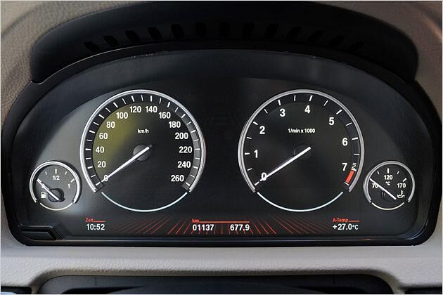 Schick: Die roten Streifen unten am Display erzeugen einen 3D-Effekt