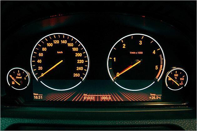 Im Dunklen leuchten die Anzeigen gelb (Bild: 530d)