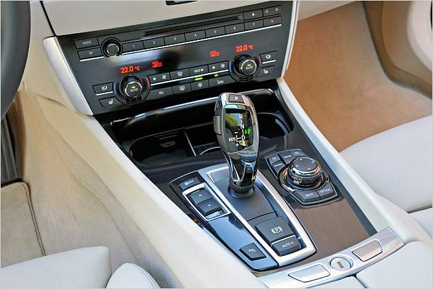 Links neben dem Wahlhebel ist der Schalter für die Fahrdynamik-Control angeordnet