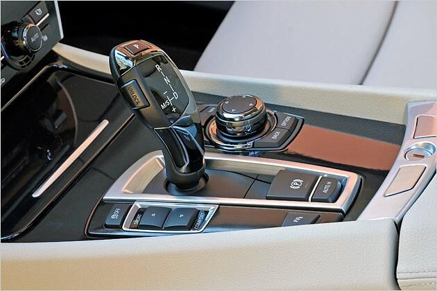 Vor dem Wahlhebel befindet sich die Taste für die elektrisch betätigte Parkbremse