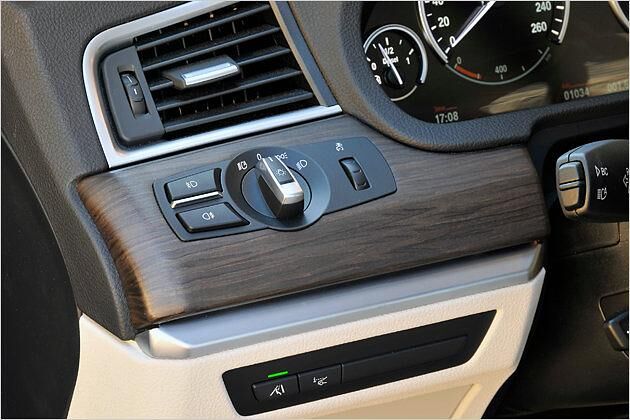 Das Plastik um den Lichtschalter macht einen wenig edlen Eindruck