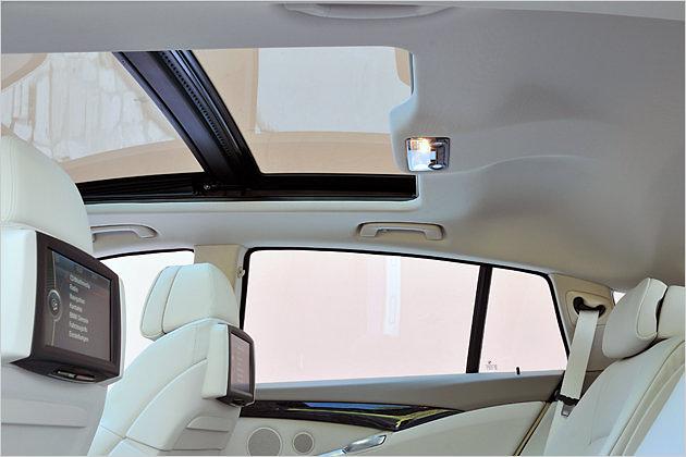 Ausbuchtungen im Dachhimmel sorgen dafür, dass Luft zwischen Scheitel und Dach bleibt