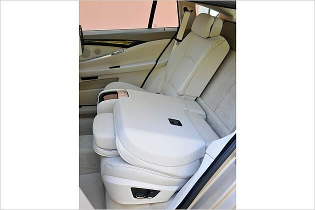 Die Sitze lassen sich vom Passagierabteil aus umklappen. Dahinter befindet sich eine Trennwand