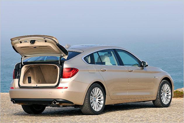 Kofferraum: Wer nur die kleine Klappe öffnet, erspart den Insassen den Luftzug