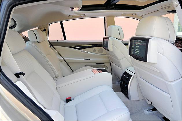 Im Fond gibt es viel Kniefreiheit und ausreichend Platz für den Kopf