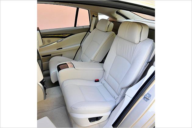 Gegen Aufpreis sind zwei Einzelsitze im Fond erhältlich