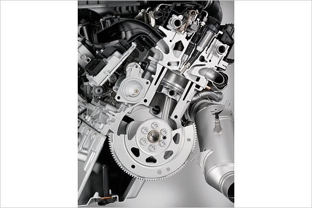 Der neue Motor kombiniert erstmals die Direkteinspritzung HPI mit Valvetronic und Turbolader