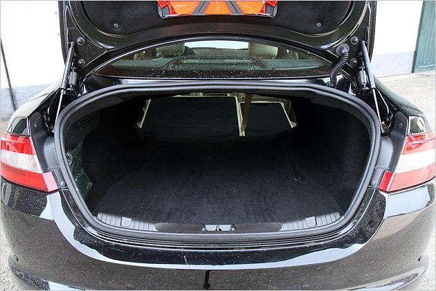 Bei umgelegten Rücklehnen lässt sich der Stauraum auf 923 Liter erweitern