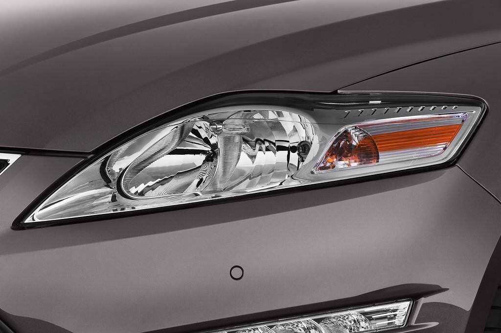 Ford Mondeo (Baujahr 2014) Trend 5 Türen Scheinwerfer