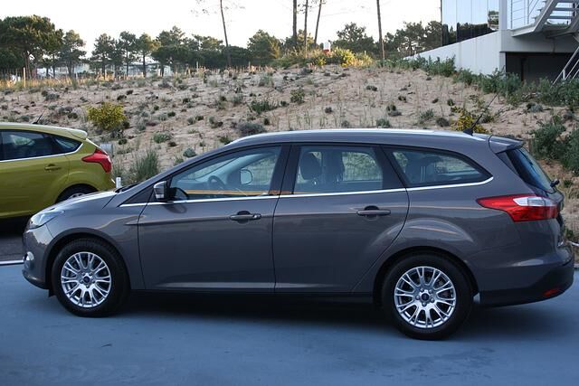 Das Dach fällt nach hinten leicht ab