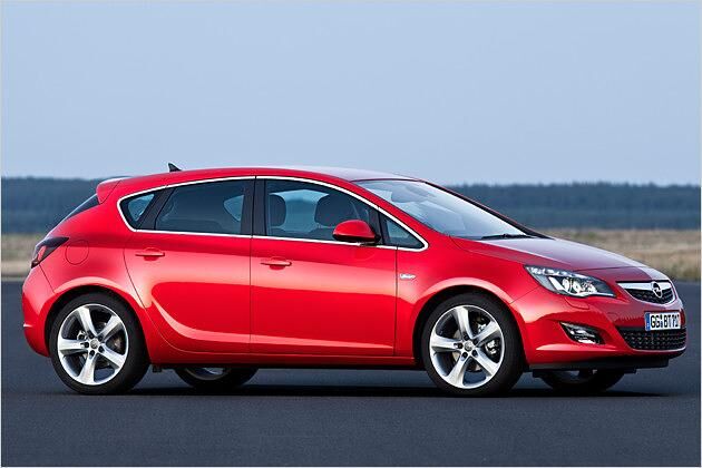 Seitlich fällt die bumerangförmige Sicke über den Schwellern auf