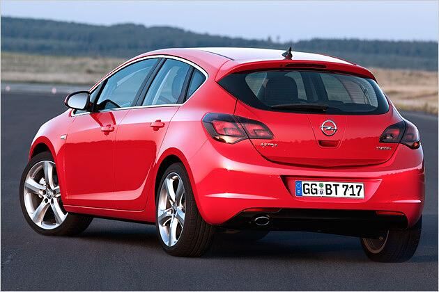 Zunächst gibt es den kompakten Opel nur als Fünftürer