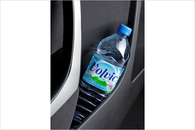 In den Vordertüren haben auch große Flaschen Platz