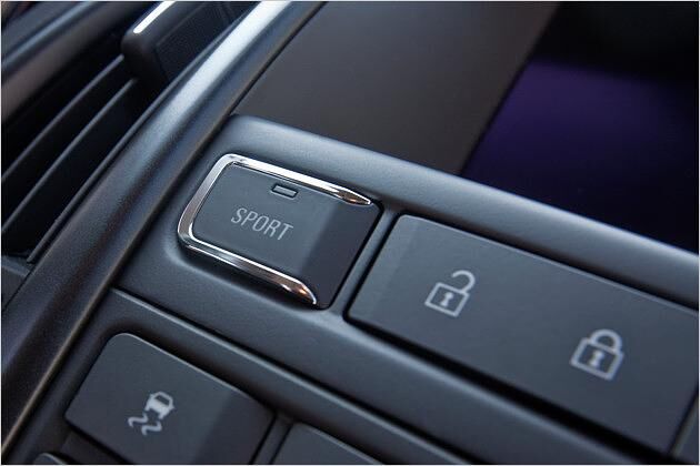 Die Sport-Taste auf der anderen Seite strafft die Dämpfer, lässt das Gaspedal schneller ansprechen und macht die Lenkung direkter