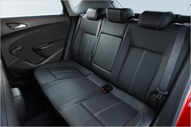 Selten: Die Bein- und Kopffreiheit auf den Rücksitzen ist gut