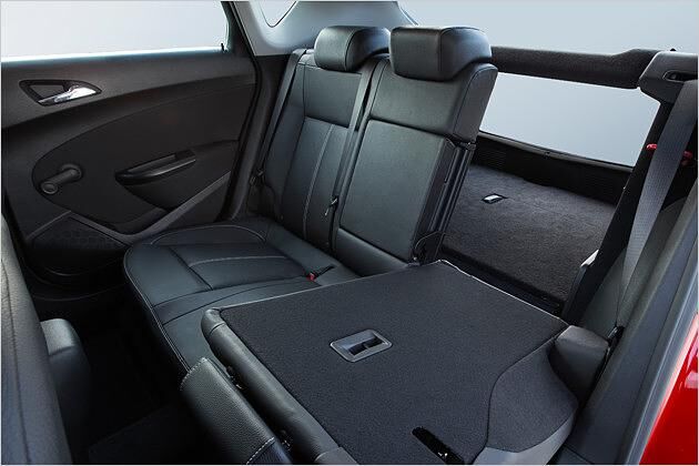 Serienmäßig sind die Rücksitze asymmetrisch geteilt umklappbar