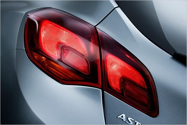 Das Lichtmuster der Rückleuchten fällt auf