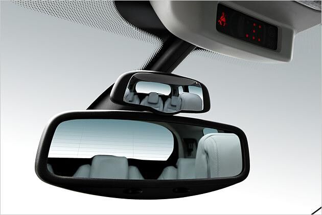 Ein zweiter Innenspiegel erlaubt dem Fahrer einen Blick auf die hinteren Passagiere