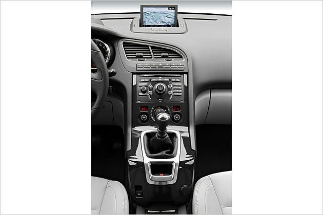 Der ausklappbare Multifunktionsbildschirm wirkt fast wie nachträglich eingebaut