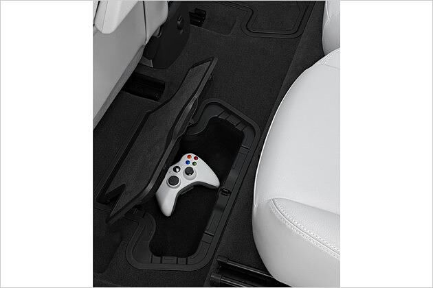 Ablagen im hinteren Fußraum bieten Platz für Kleinkram