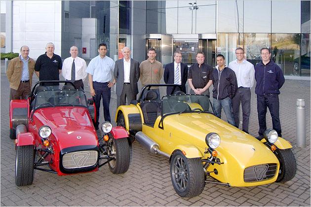 Der S3 (Serie drei - links im Bild) ist sichtbar kleiner als der SV (Serie fünf) - beide Modelle werden von Deutschlands offiziellem Caterham-Händler Hoffmann und Rink in Neuwied angeboten