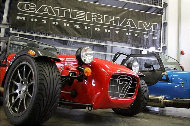 Nur Caterham darf die klassische Lotus-Sieben im Kühlergrill verwenden