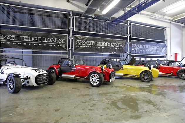 Die Caterhams werden in einer Halle am Nürburgring vorbereitet