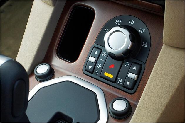 Der Wahlknopf fürs "Terrain Response"-System sitzt vor dem Gangwahl-Hebel