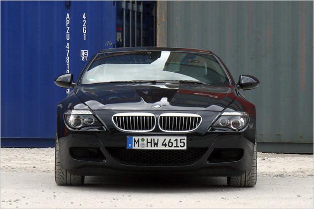 Fast unschuldiger Blick, aber hinter dem Gitter wummert ein V10