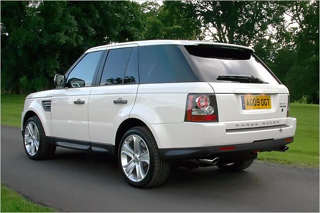 Das Heck des Range Rover Sport blieb vom Facelift beinahe unberührt