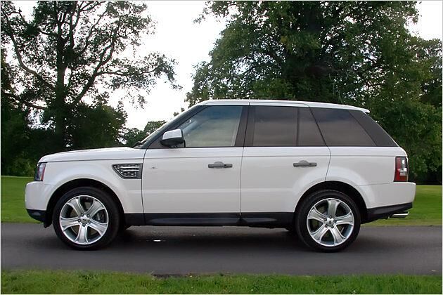 Die leichte Coupé-Form mit der schräg angestellten Heckklappe verleiht dem Range Rover Sport optisch eine dynamische Note