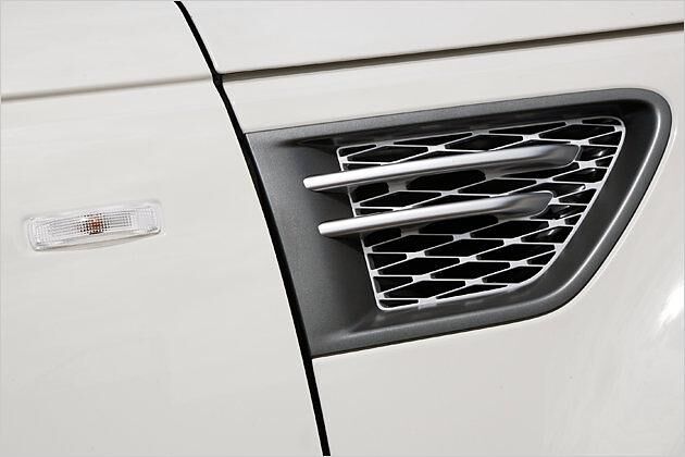 Die großen Entlüftungs-Öffnungen an den vorderen Kotflügeln sind ein seitliches Erkennungsmerkmal