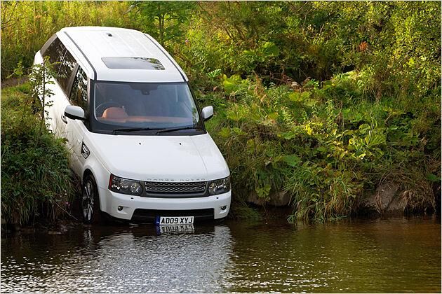 Edel und pikfein scheut sich der Range Rover Sport nicht vor einer trefflichen Gelände-Fahrt