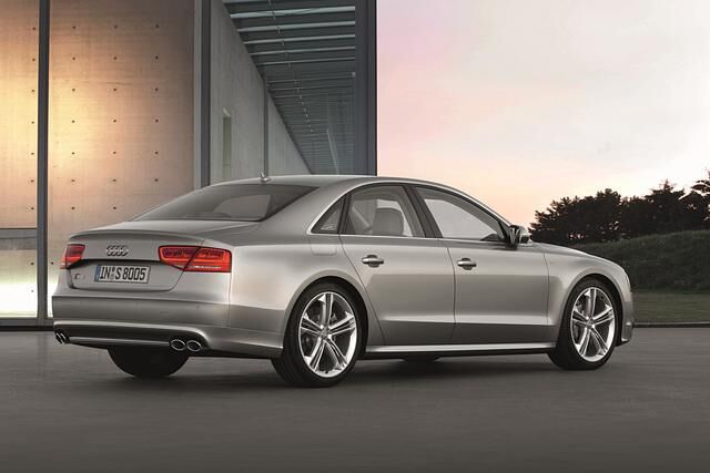 Dank Zylinderabschaltung und Start-Stopp-System soll der S8 nur wenig mehr als zehn Liter verbrauchen