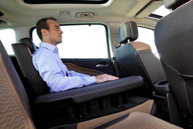 Der Mittelsitz in Reihe zwei kann zu einer Armlehne verwandelt werden