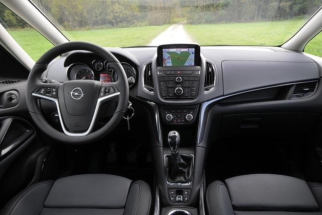 Das Cockpit präsentiert sich im Stil von Meriva, Astra und Co.