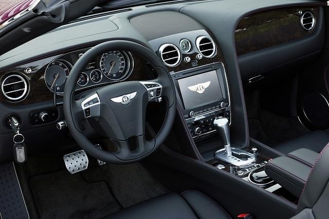 Im Innenraum geht es gewohnt edel zu