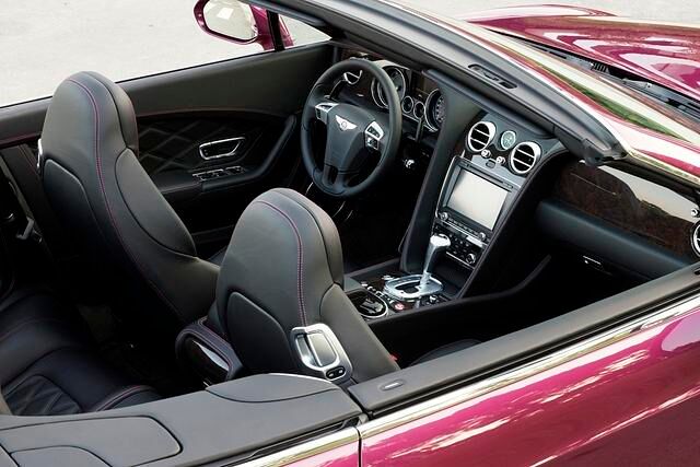 In der neuen Generation gibt es nun auch einen Gurtbringer, der Verrenkungen beim Anschnallen unnötig macht