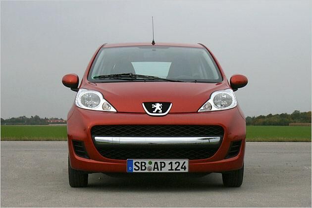 Das Merkmal der Facelift-Version ist der breite Chrombalken im Kühlergrill