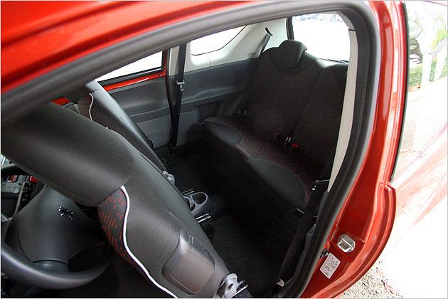 Hinten finden zwei Personen Platz