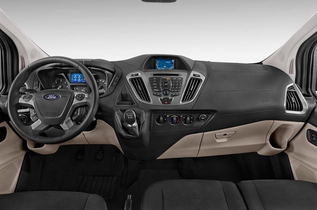Ford Tourneo Custom (Baujahr 2015) Titanium 5 Türen Cockpit und Innenraum