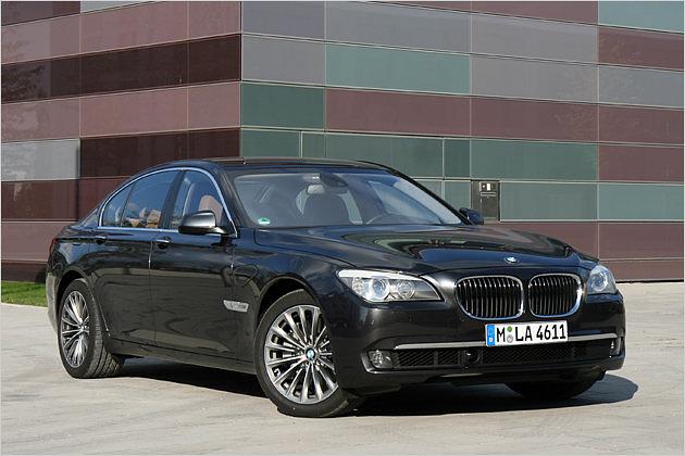 Ganz bestimmt nicht harmlos: In 5,9 Sekunden gehts im 740i von null auf 100 km/h